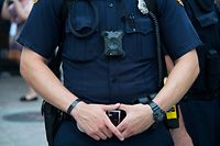 A police officer wears a body camera on during an anti-Donald Trump protest in Cleveland, Ohio, near the Republican National Convention site July 18, 2016.
The Republican Party opened its national convention Monday, kicking off a four-day political jamboree that will anoint billionaire Donald Trump as its presidential nominee. / AFP PHOTO / JIM WATSON
Polizei usa 