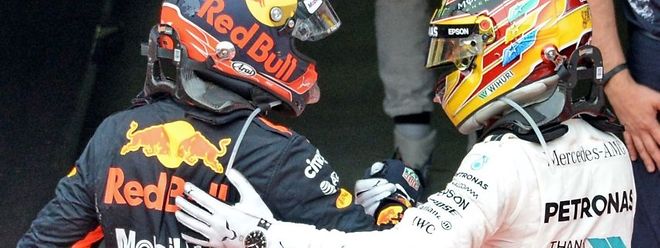 Lewis Hamilton (dir.) deu os parabéns a Max Verstappen (esq.) 
