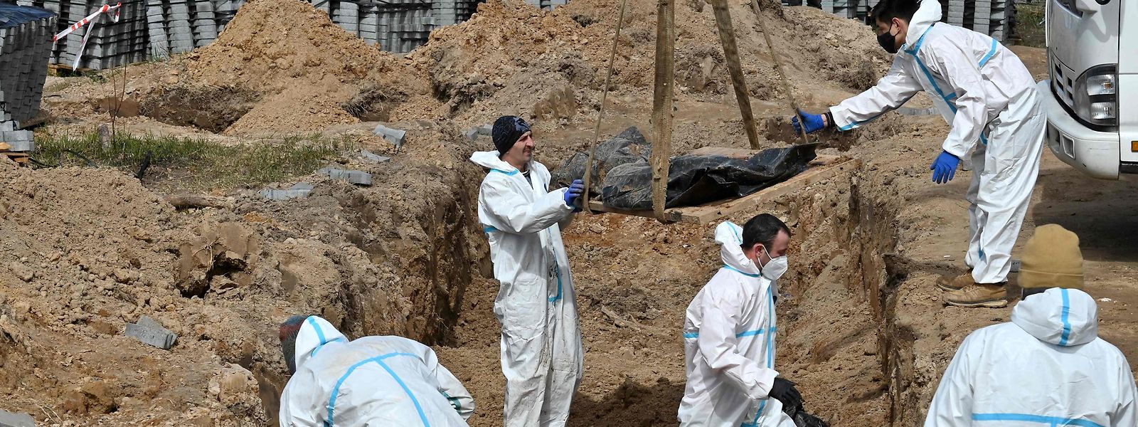 Im ukrainischen Butscha werden Leichen aus Massengräbern exhumiert, um die Umstände ihres Todes näher zu untersuchen.