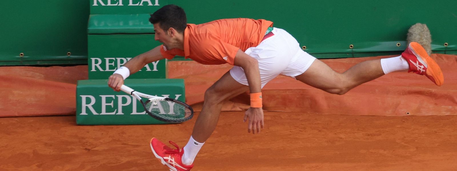 Im Duell mit dem Spanier Alejandro Davidovich Fokina streckt sich Novak Djokovic vergeblich.