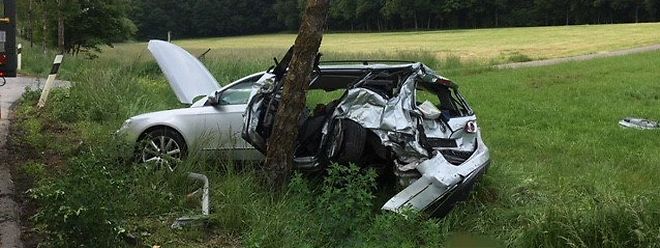 Le conducteur et sa passagère sont restés coincés dans l'habitacle suite au choc brutal contre l'arbre.