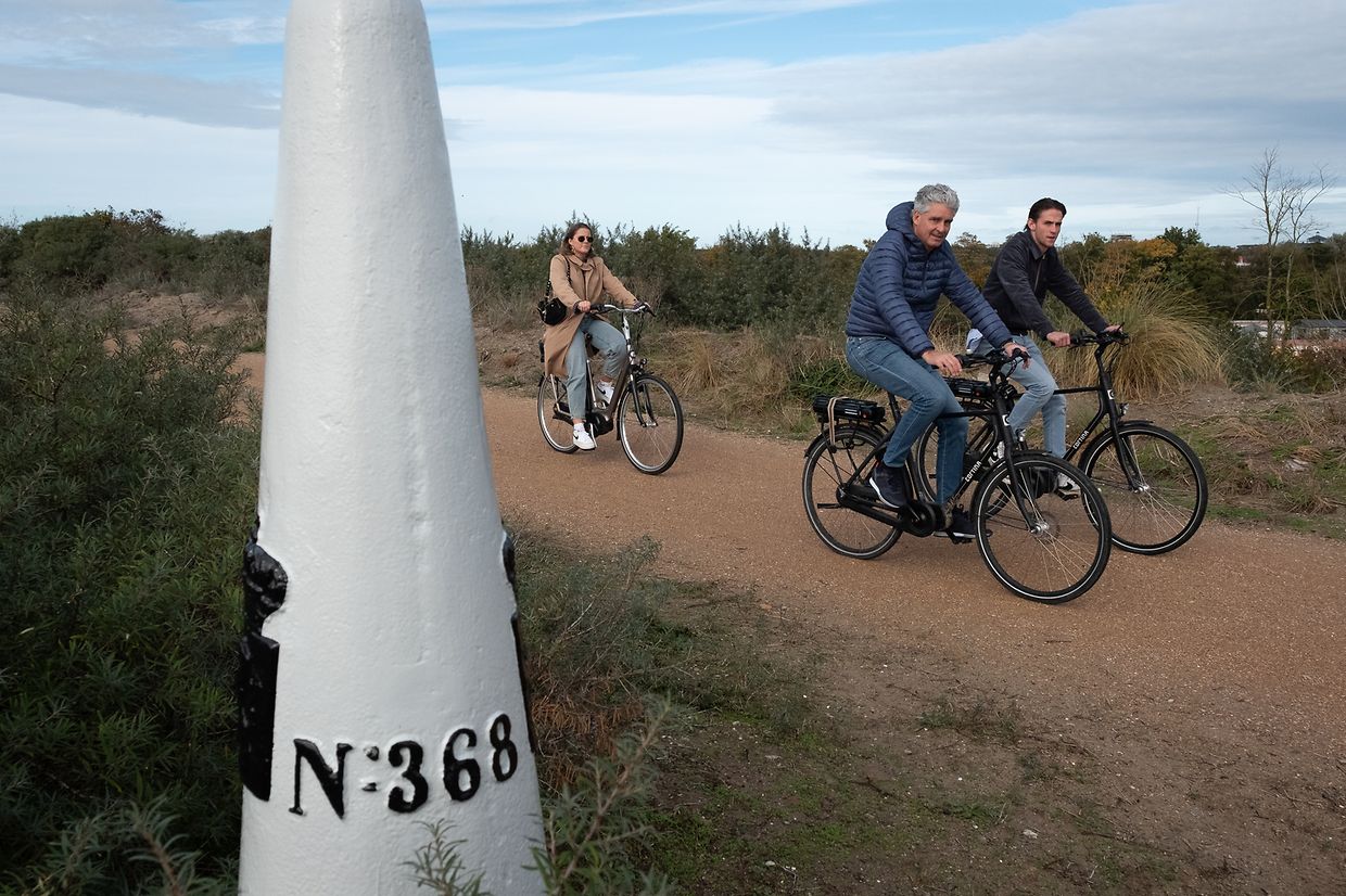 Mit dem Fahrrad entlang der belgisch-niederländischen Grenze im Naturschutzgebiet Het Zwin.