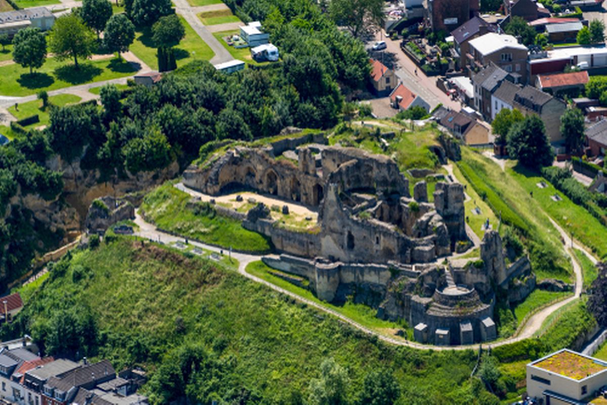 castle ruins hide an extensive network of caves which you can discover on guided tours 