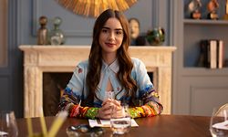 EMILY IN PARIS (L to R) LILY COLLINS as EMILY in episode 101 of EMILY IN PARIS. Cr. CAROLE BETHUEL/NETFLIX © 2020