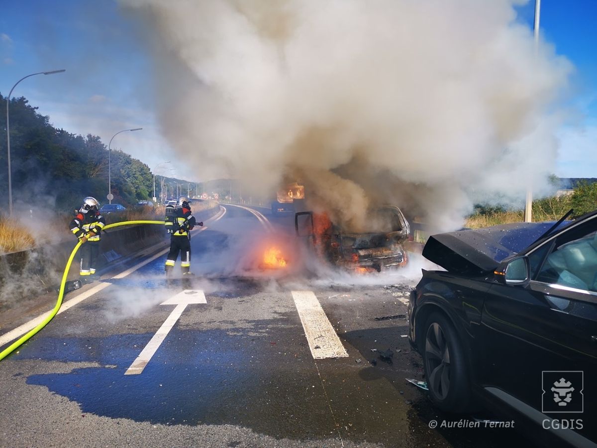 Unfall Auto Brennt Auf A13 Vollig Aus