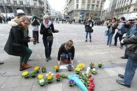 Des gens déposent des fleurs à Bruxelles en souvenir des victimes