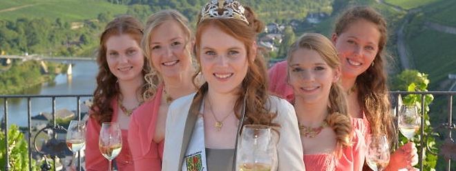  Werben für den Luxemburger Wein: die neue Rieslingkönigin Laura Demuth (Mitte) und ihre Prinzessinnen Fabienne Demuth, Laura Schill, Jeanne-Marie Wagener und Catherine Mathes (v.l.n.r.).