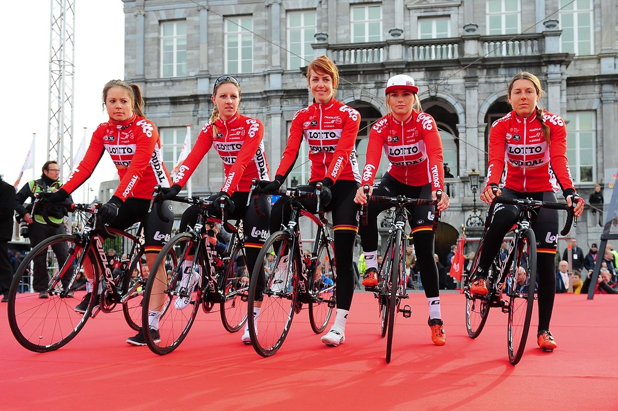 Das Team Lotto-Soudal Ladies mit Chantal Hoffmann (links) vor dem Start.