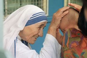Béatifiée en 2003, la religieuse à la frêle silhouette et à la détermination de fer devenue un monument de l'Eglise catholique est déjà célébrée dans le calendrier canonique le 5 septembre, anniversaire de sa mort. 
