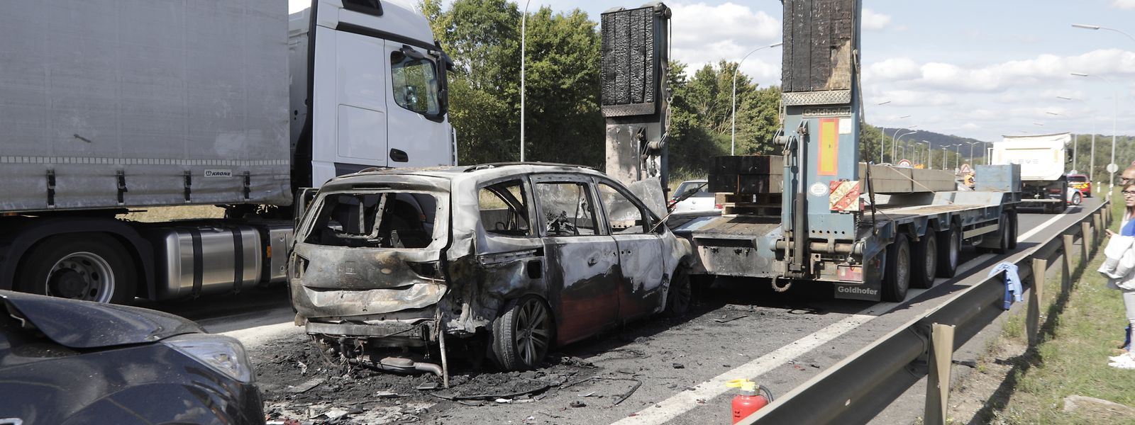 Unfall Auto Brennt Auf A13 Vollig Aus