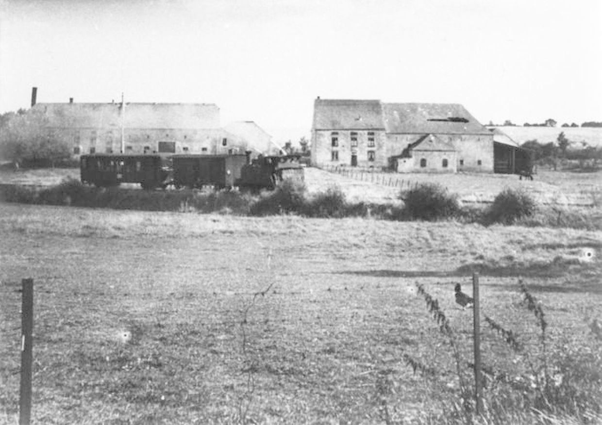 Der Bummelzug bahnte sich seinen Weg durch die Landschaften.