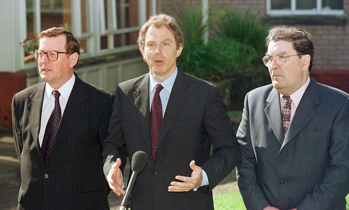 21. Mai 1998: Der britische Premierminister Tony Blair (mitte) mit David Trimble (links) und John Hume (rechts)