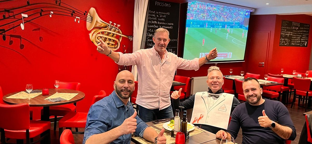 Carlos Máximo (ao centro) convida os portugueses a assistir ao jogo no seu Moments Tapas & Bar, na capital.