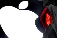 15.03.2020, Japan, Tokio: Eine rote Fußgängerampel leuchtet vor dem Logo von Apple. Apple schließt wegen der Coronavirus-Ausbreitung alle seine Läden außerhalb Chinas für zwei Wochen. Foto: Ramiro Agustin Vargas Tabares/ZUMA Wire/dpa +++ dpa-Bildfunk +++