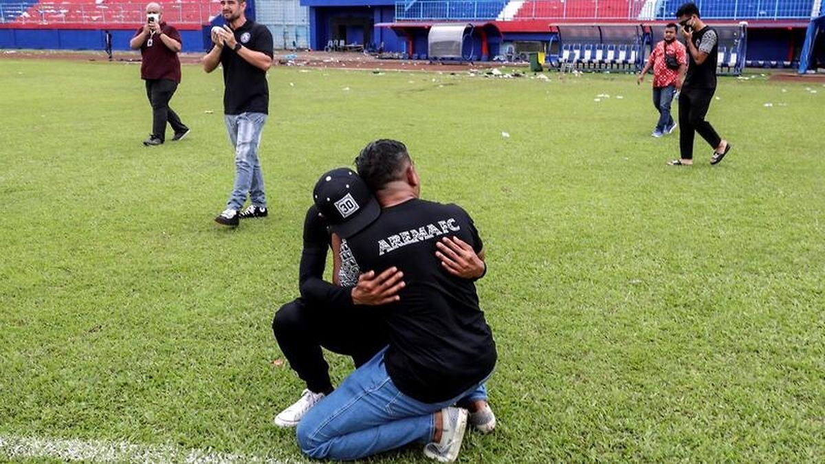 O Governo indonésio ordenou uma investigação às condições de segurança nos jogos de futebol. O campeonato de futebol na Indonésia foi suspenso durante uma semana.(EPA/Mast Irham)