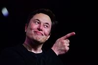 Musk ist der Chef des Elektroauto-Herstellers Tesla und Aktien der Firma machen den Großteil seines Milliardenvermögens aus.