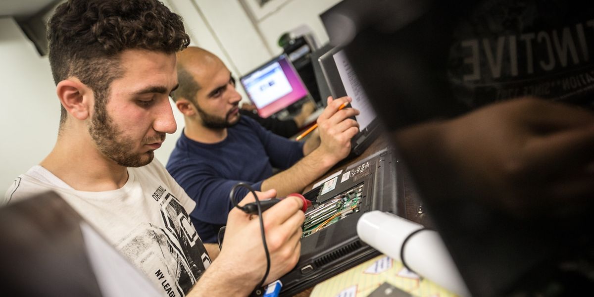 L'asbl Digital Inclusion propose des ateliers de recyclage de PC, de bricolage, d'apprentissage autonome de la langue française, etc. à des réfugiés qui tournent parfois en rond dans leurs foyers loin de la capitale.