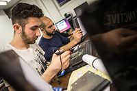 L'asbl Digital Inclusion propose des ateliers de recyclage de PC, de bricolage, d'apprentissage autonome de la langue française, etc. à des réfugiés qui tournent parfois en rond dans leurs foyers loin de la capitale.