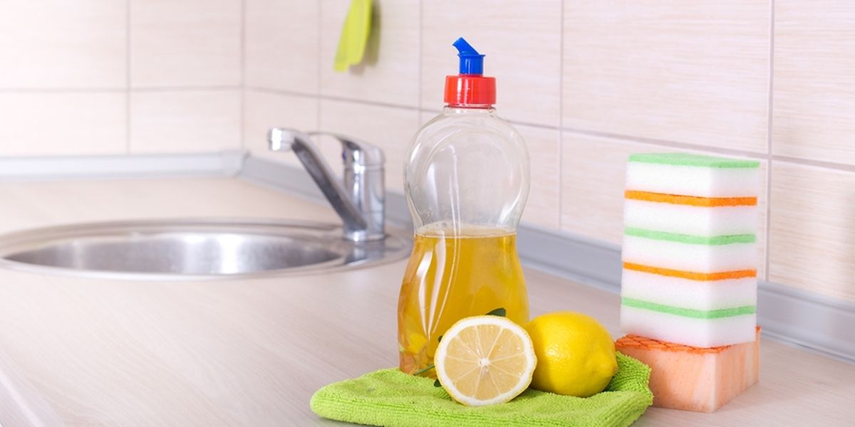 Certains produits peuvent être utilisés, mais les indispensables restent le bicarbonate de soude, le citron, le savon noir et le vinaigre blanc.
