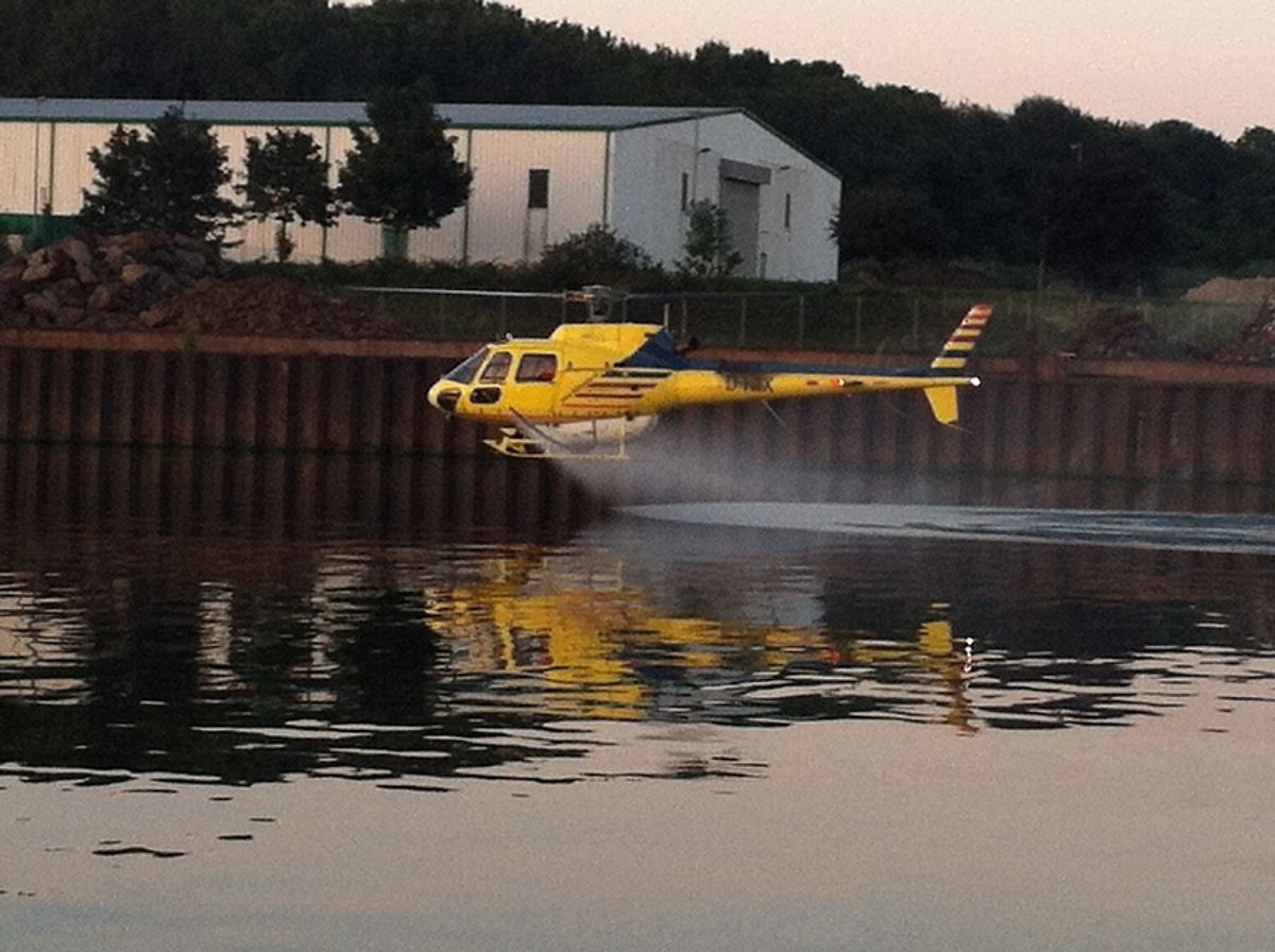 Mywort Verschmutzung Auf Der Mosel Spruh Helikopter Im Einsatz