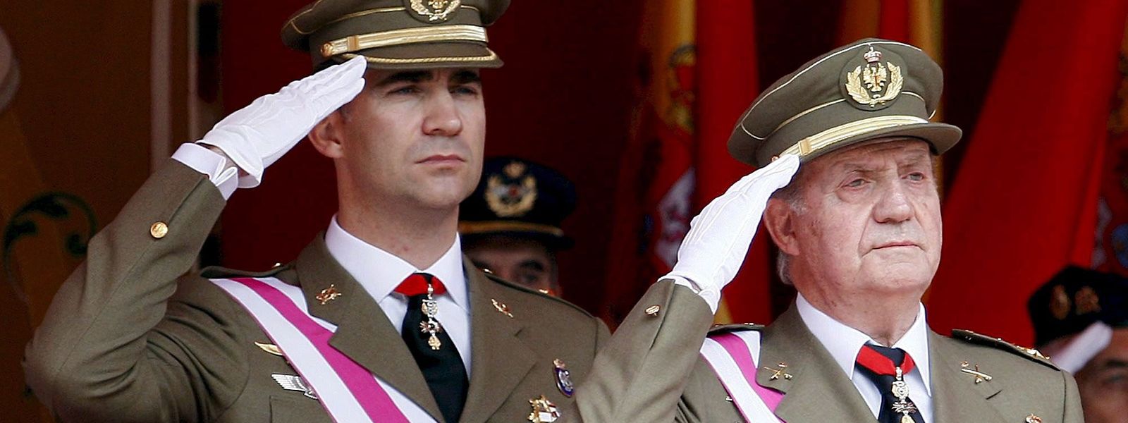 Juan Carlos (r), ehemaliger König von Spanien, und sein Sohn ehemaliger Kronprinz Felipe, salutieren bei einer Militärparade. Felipe, aktueller König von Spanien, hat nach einem neuen Skandal um seinen Vater drastische Maßnahmen ergriffen.