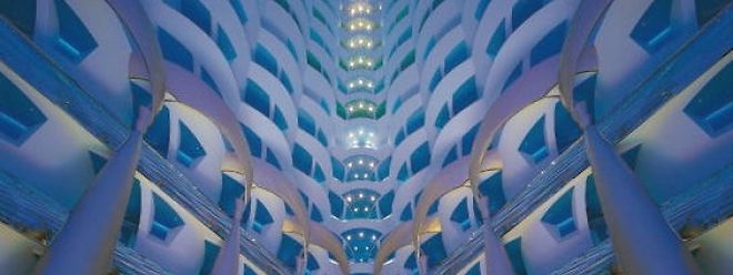Opulentes Design: Das Innere des Burj Al Arab bekommen nur Hotel- und Restaurantgäste zu sehen - Besichtigungen für Urlauber gibt es nicht.