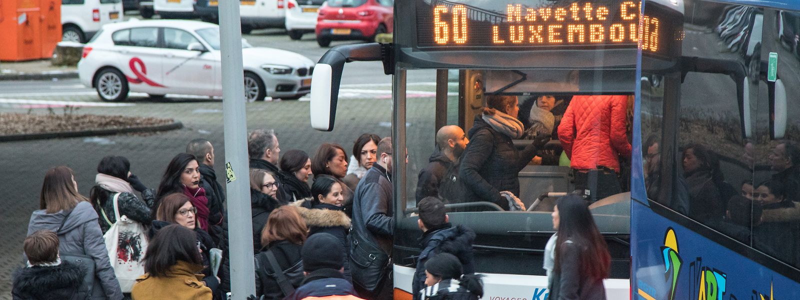 Les voyageurs étaient moins nombreux qu'au mois de juillet à emprunter les bus de substitution ce lundi matin.
