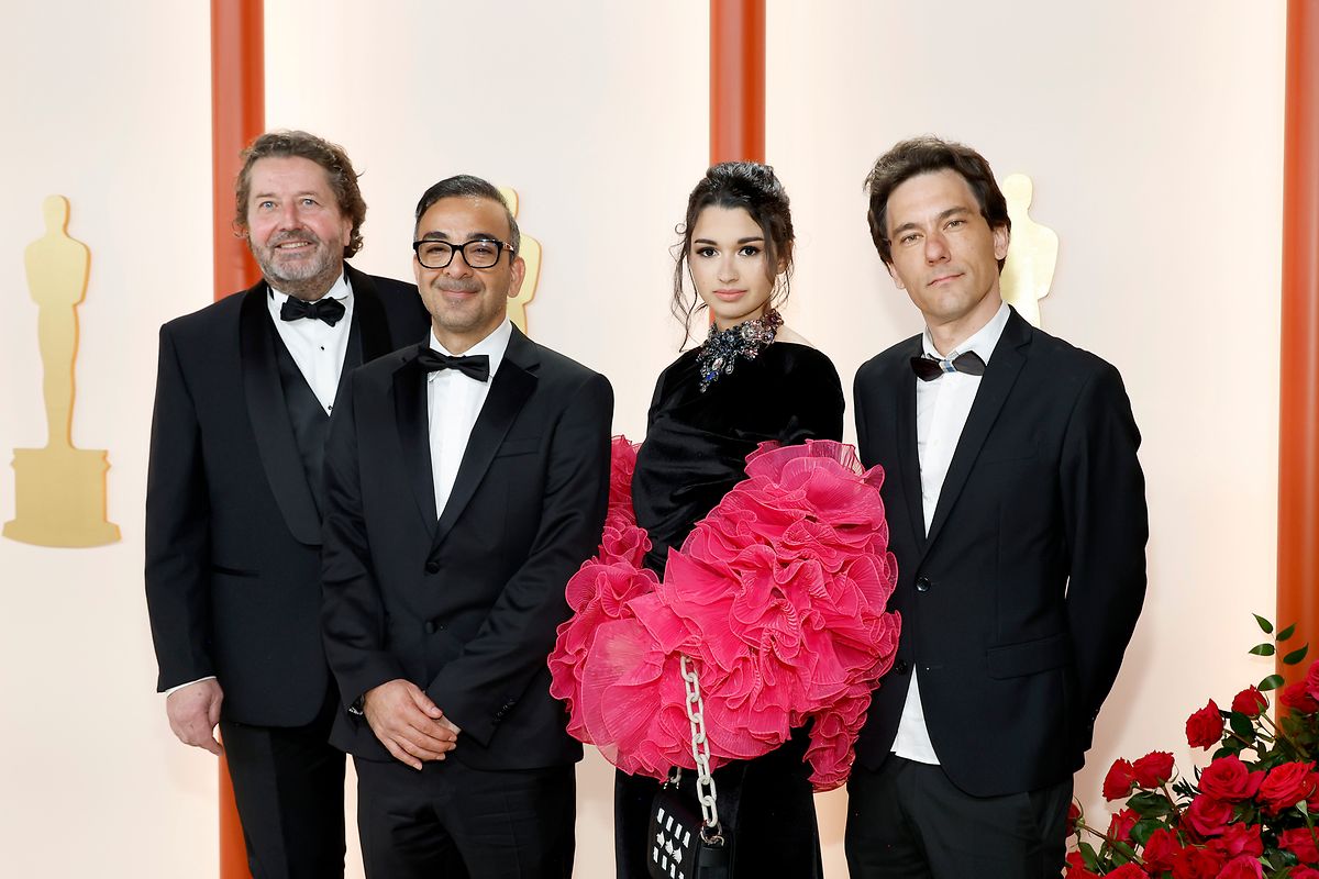 Cyrus Neshvad, die Schauspielerin Nawelle Evad und ihr Begleiter sowie Film Fund Direktor Guy Daleiden (l.) zu Beginn der Oscar-Zeremonie am Sonntagabend in Los Angeles.