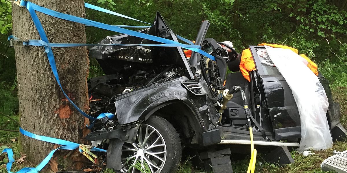 Durch die Kollision wurde der Fahrer eingeklemmt und musste von der Feuerwehr befreit werden.