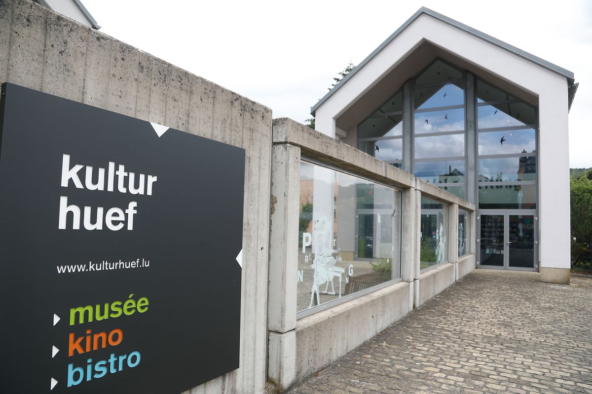 Le Kulturhuef réunit sous un même toit un musée, un bistrot et un cinéma.