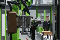 ARCHIV - 04.11.2021, -: Ein Probebauteil wird von einem Roboter aus einer Spritzgussanlage entnommen. Im Coronajahr 2020 sind die Ausgaben der deutschen Wirtschaft für Forschung und Entwicklung (FuE) erstmals seit sieben Jahren zurückgegangen. (zu dpa "Forschungsausgaben in Firmen erstmals seit sieben Jahren gesunken") Foto: Hendrik Schmidt/dpa-Zentralbild/dpa +++ dpa-Bildfunk +++
