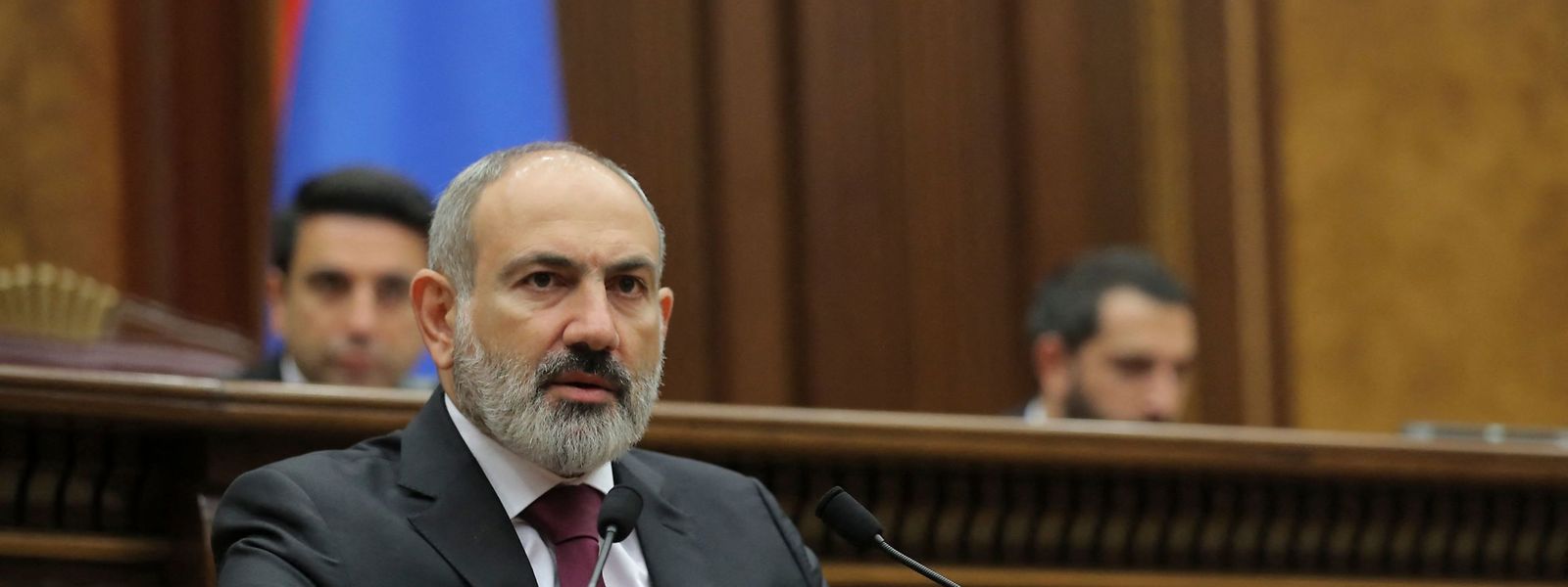 Der armenische Premierminister Nikol Paschinjan berichtet im Parlament in Jerewan über die militärische Eskalation.
