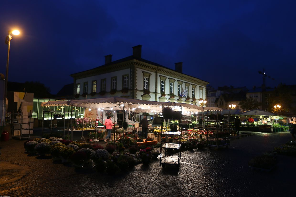 25.10.2017 Luxembourg, ville, Knuedler, place Guillaume, Wochenmarkt sehr früh am Morgen photo Anouk Antony