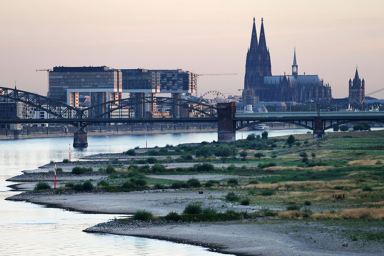 Aufgrund der anhaltenden Trockenheit hat der Rhein einen niedrigen Pegelstand. 