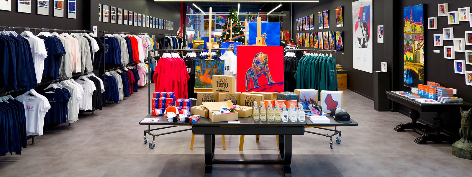 Ein Shop in Rot, Weiß, Blau - und ein wenig Grün: der Pop-up-Store vom franco-luxemburgischen Künstler Jacques Schneider in Cloche d'Or.