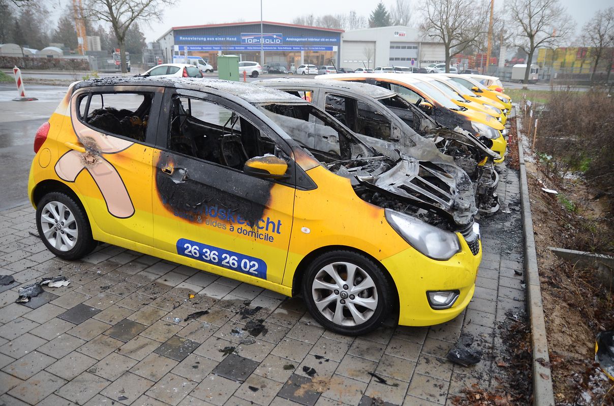 Zwei Autos brannten vollständig aus, zwei weitere wurden schwer beschädigt und sind als Totalschaden anzusehen.