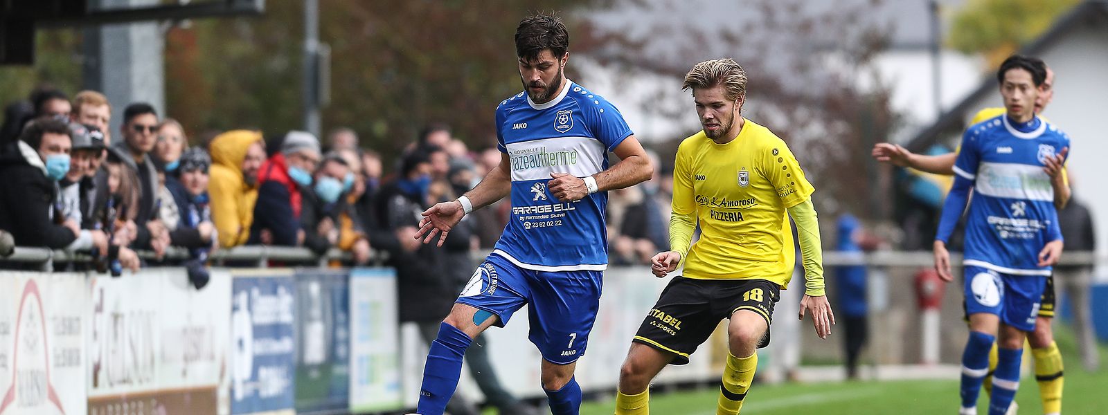 Ken Decker und Mertzig kassieren gegen F91 um Magnus Hansen (gelbes Trikot) eine deutliche Niederlage.