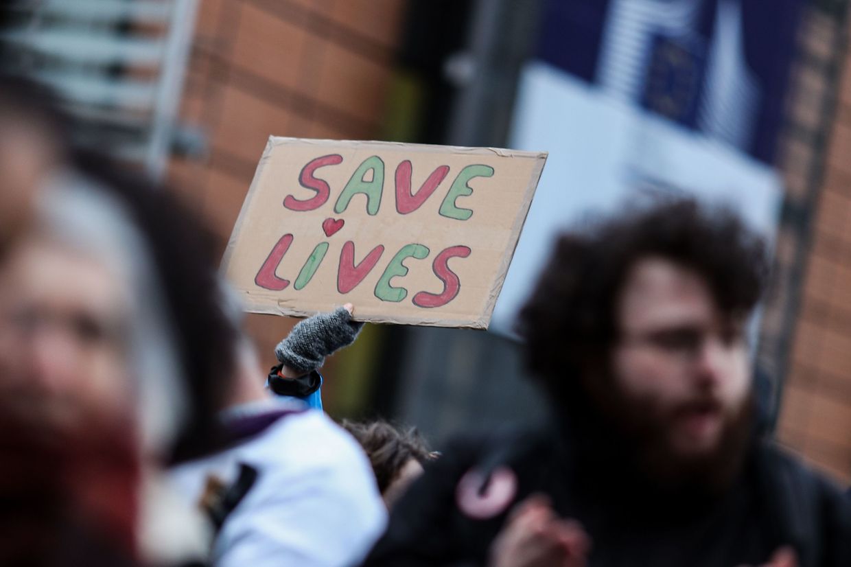 Des protestants criaient des slogans et brandissaient des banderoles pour exiger l'ouverture des frontières de l'Europe, mercredi 4 mars devant le Conseil européen à Bruxelles.