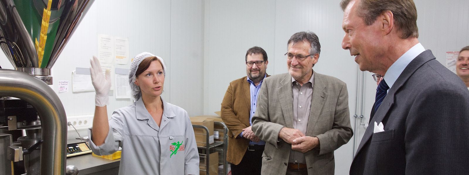 Une employée de Biogros S.A. montre le fonctionnement de la machine qui met les farines en sac