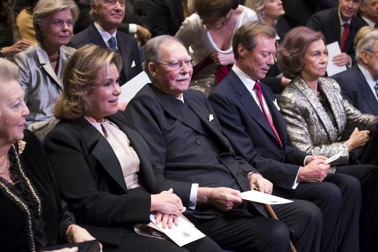 Großherzog Jean umgeben von Großherzog Henri, Großherzogin Maria Teresa sowie von Prinzessin Beatrix der Niederlande (l.) und Königin Sofia von Spanien (r.).
