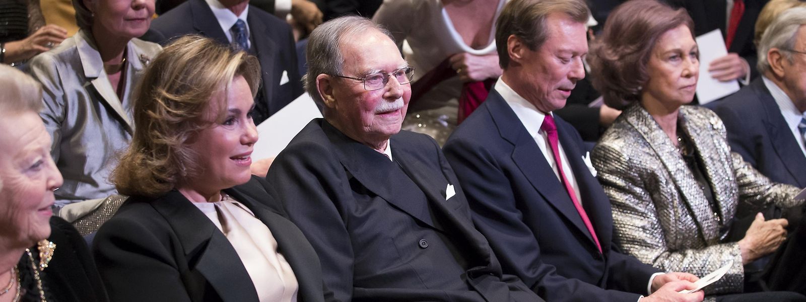 Großherzog Jean, umgeben von Großherzog Henri, Großherzogin Maria Teresa sowie von Prinzessin Beatrix der Niederlande (l.) und Königin Sofia von Spanien (r.).
