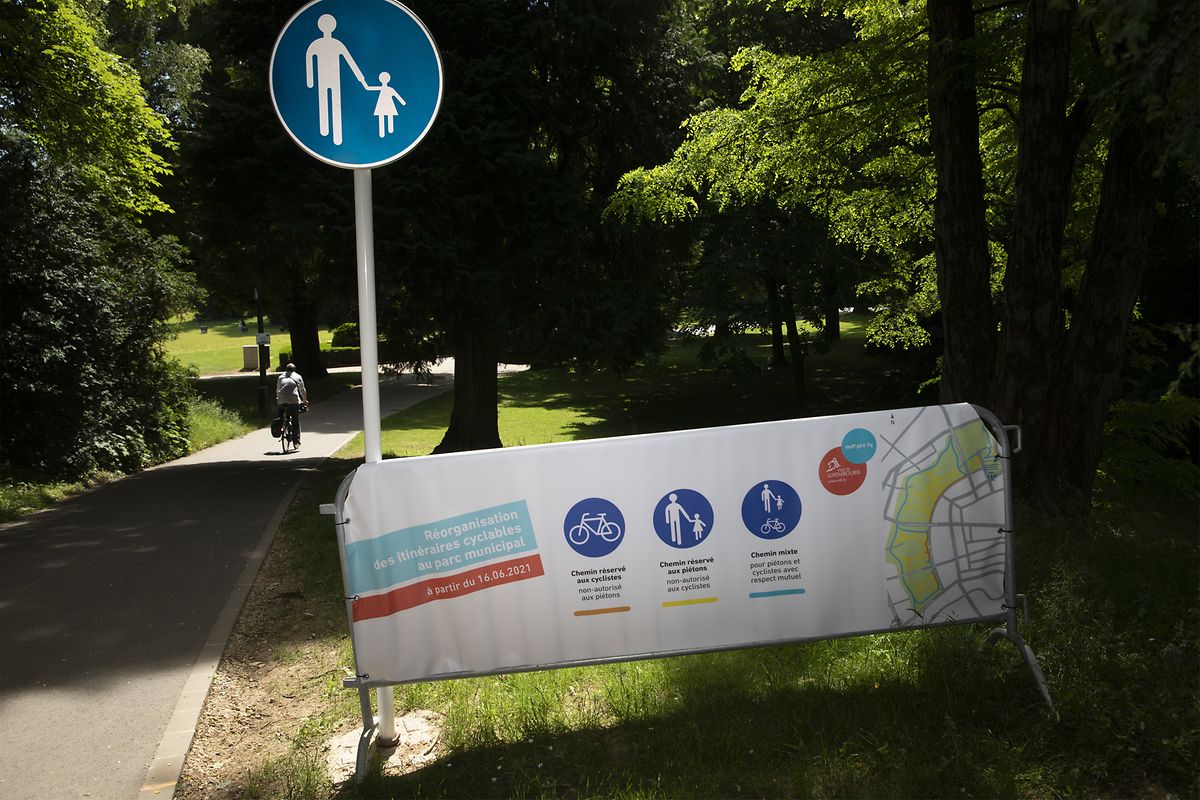 Schilder und Piktogramm klären Nutzer über die neuen Regeln auf.