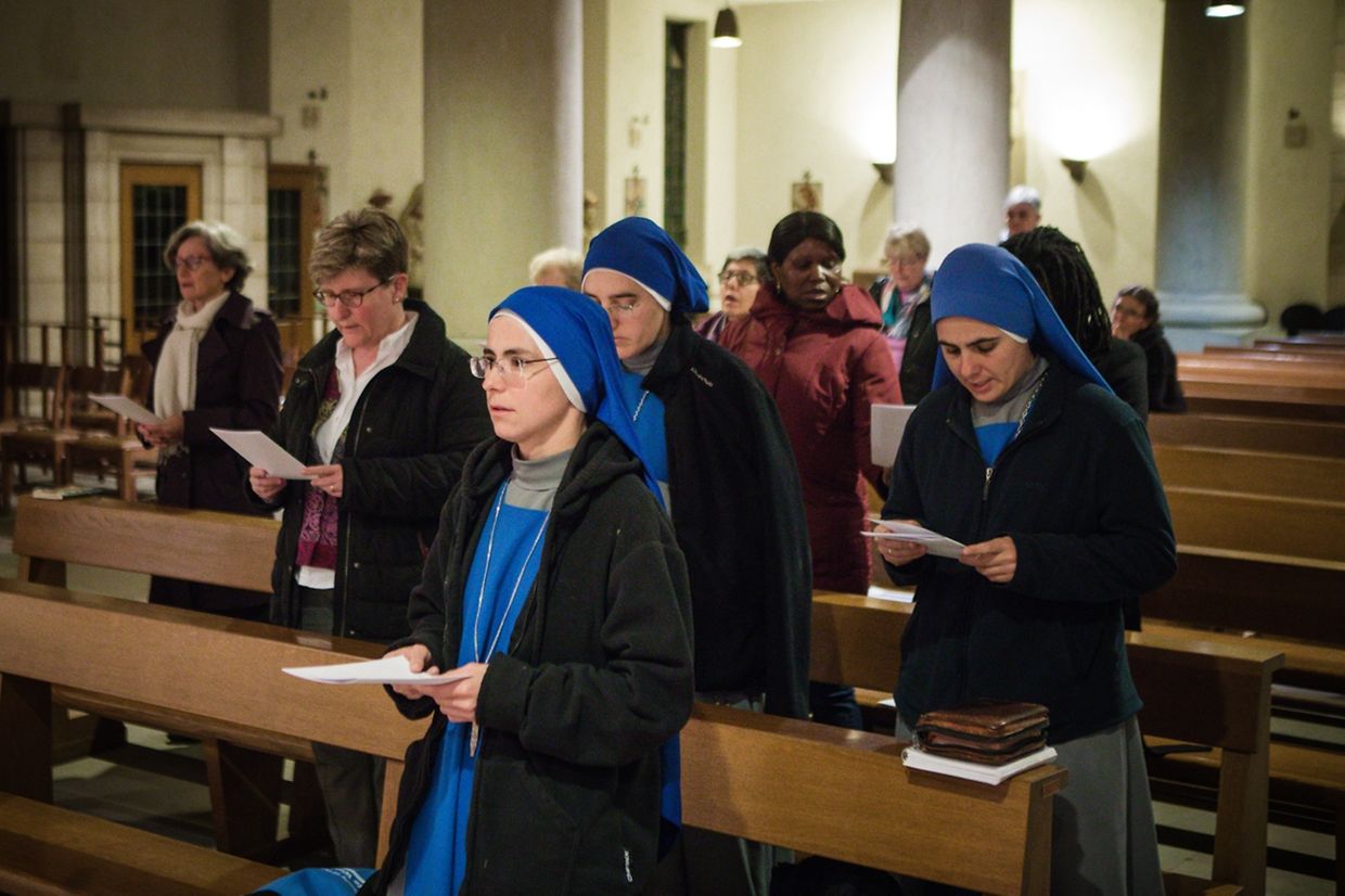 Abschluss der nächtlichen Anbetung mit französischer Laudes in der Krypta.