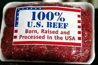 ARCHIV - 07.01.2004, USA, Washington: Ein Päckchen Rinderhack wird auf einer Pressekonferenz präsentiert, die ein neues Label trägt, auf dem der Ursprung des Tieres vermerkt ist. (zu dpa: USA und EU einigen sich auf Anstieg amerikanischer Rindfleischexporte) Foto: Joe Marquette/epa/dpa +++ dpa-Bildfunk +++