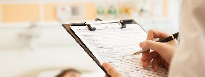 Für positiv bewerten die Umfrageteilnehmer die Kostenübernahme der CNS, die Maisons médicales und die Qualität der medizinischen Leistungen. Und was die Leute am meisten ärgert? Die Organisation der Notdienste erfährt 71 Prozent Unzufriedenheit.