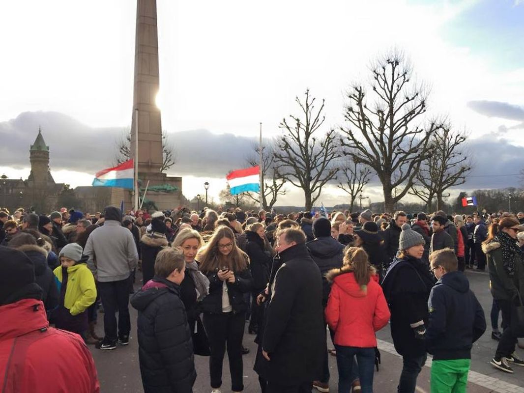 Rassemblement sur la place de la Constitution à Luxembourg-ville en hommage aux victimes des 17 personnes tuées cette semaine par trois jihadistes français.