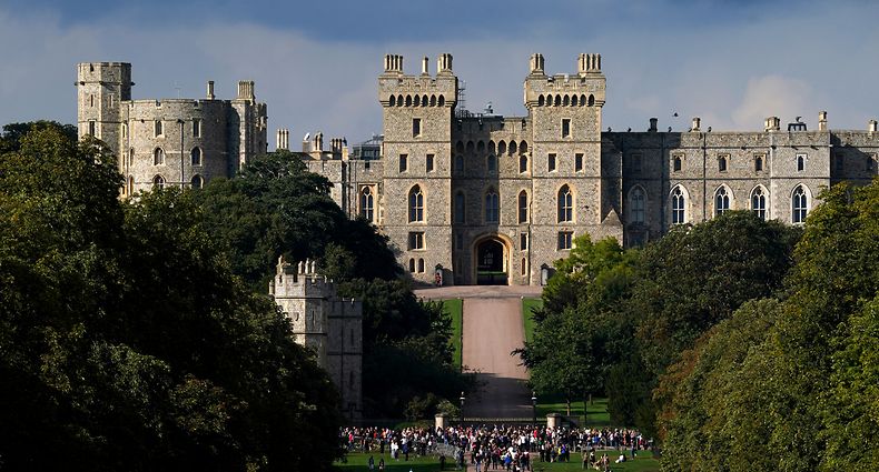 ARCHIV - 09.09.2022, Großbritannien, Berkshire: Nach dem Tod von Königin Elisabeth II. machen sich Menschen auf den Weg zum Schloss Windsor, um ihr die letzte Ehre zu erweisen. Jahrzehntelang war Schloss Windsor ein Zentrum königlicher Macht. Wird Windsor nach dem Tod der Queen zur Pilgerstätte? (zu dpa «Es war ihr Zuhause» - Was wird nach Tod der Queen aus Windsor?") Foto: John Walton/PA Wire/dpa +++ dpa-Bildfunk +++
