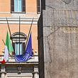 Bandeiras a meia-haste no parlamento italiano, em Roma, em homenagem às vítimas mortais pela covid-19.