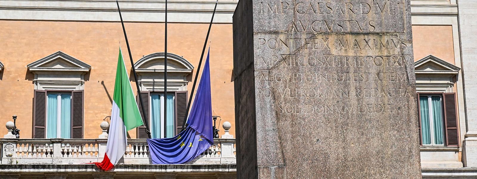 Bandeiras a meia-haste no parlamento italiano, em Roma, em homenagem às vítimas mortais pela covid-19.