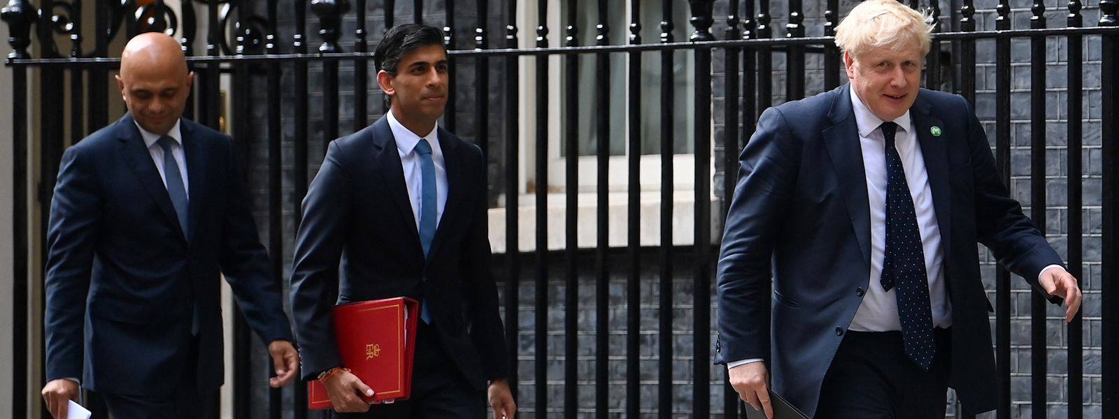 Finanzminister Sunak (M.) und Gesundheitsminister Javid (l.) kündigten am Abend ihren Rückzug an und kritisierten Premierminister Johnson scharf. 